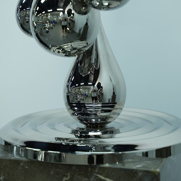 Modern teardrop-shaped metal sculpture Ripple Leap - Image 2