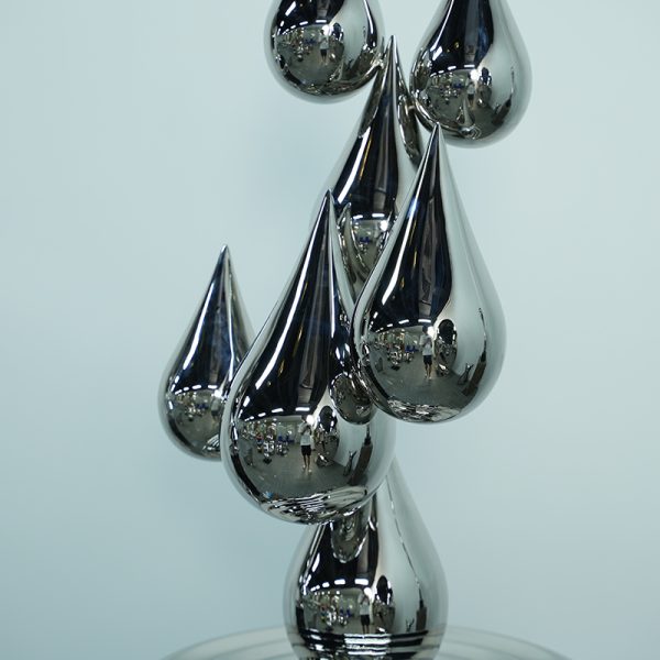 Modern teardrop-shaped metal sculpture Ripple Leap - Image 3