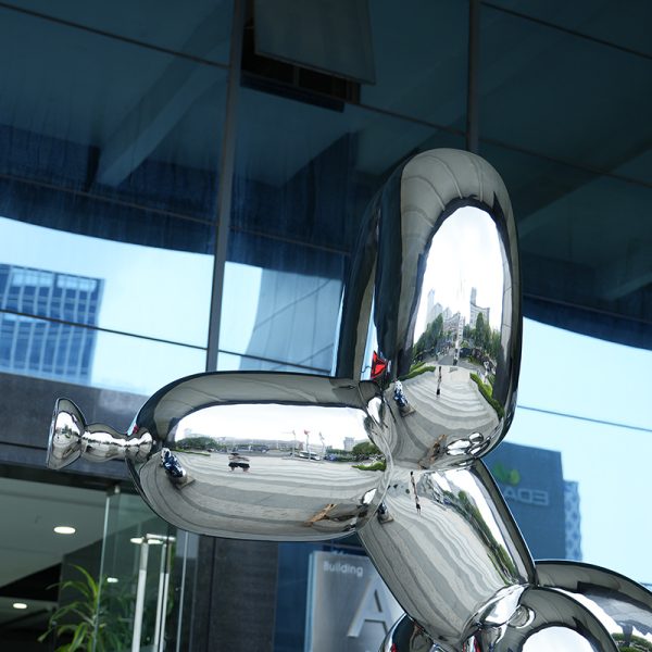 Jeff Koons's Balloon Dog  Sculpture - Image 3