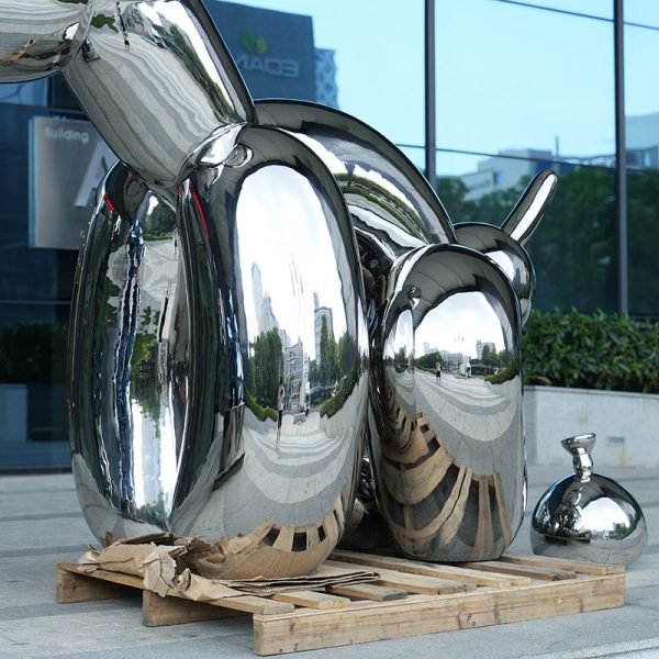 Jeff Koons's Balloon Dog  Sculpture - Image 2