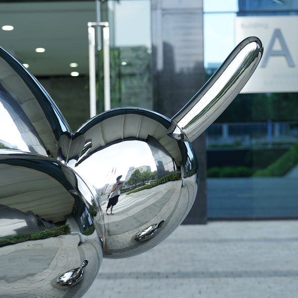 Jeff Koons's Balloon Dog  Sculpture - Image 4