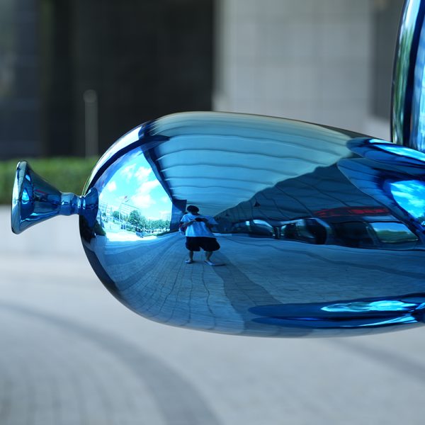 Modern art style blue fantasy balloon dog sculpture - Image 4