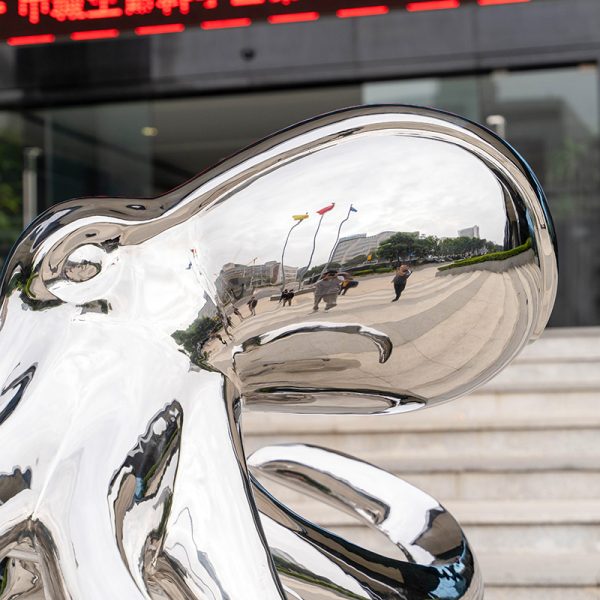 Modern stainless steel octopus sculpture for outdoor garden decoration - Image 2