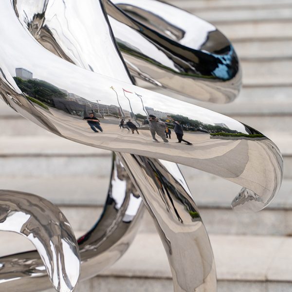 Modern stainless steel octopus sculpture for outdoor garden decoration - Image 4