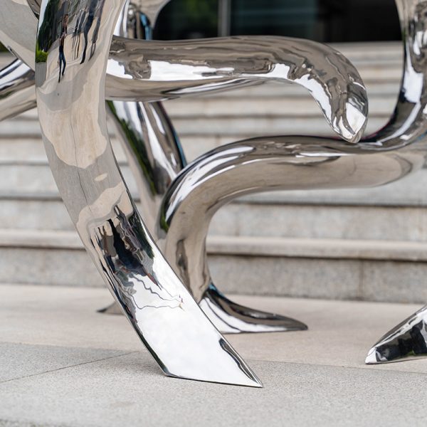Modern stainless steel octopus sculpture for outdoor garden decoration - Image 3